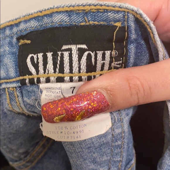 LIKE NEW HIGH WAISTED DETAILED JEAN SHORTS - Picture 6 of 6
